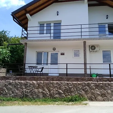 Garage アパート ドニー・ミラノヴァツ